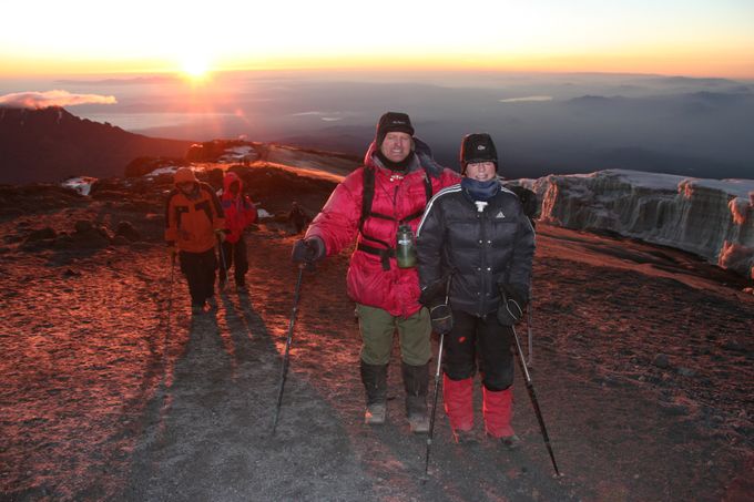 Foto: Jarle Traa. Toppen i sikte. Soloppgang på Kilimanjaro. Noen magiske minutter. Noen farger en alltid vil huske.